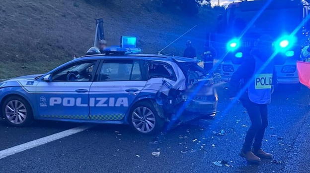 Colpita l’auto della Polizia: due agenti investiti
