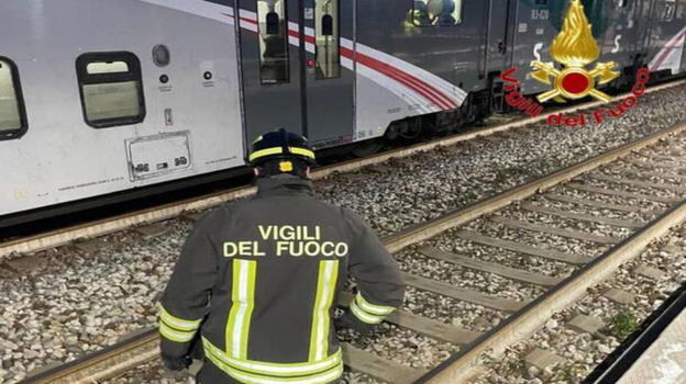 Italia, colpito dal treno in corsa: inutili i soccorsi e traffico in tilt