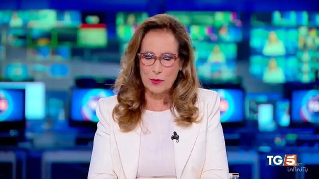 Cesara Buonamici ferma il Tg5 per una comunicazione importante