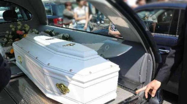 Muore a 18 mesi. Mamma non va ai funerali: il motivo è assurdo