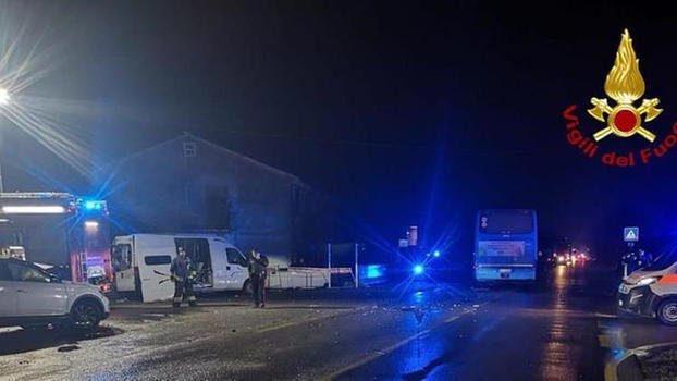 Sinistro tremendo poco fa: scontro tra bus, furgone e auto