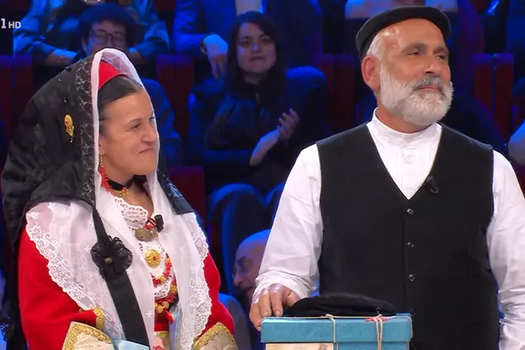 "Sommersi di insulti". Affari Tuoi, Alessandro e la moglie giocano in abito tradizionale sardo ed accade il finimondo
