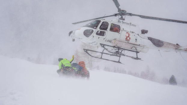 Valanga si stacca dalla montagna e travolge tutto: si cercano i corpi sotto la neve