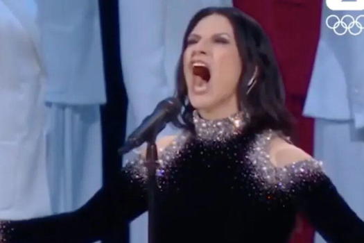 "Ma avete notato?". Laura Pausini, pubblico scioccato durante l’inno alle Olimpiadi