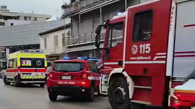 Crollo solaio, persone sotto le macerie: i primi aggiornamenti