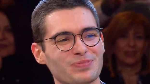 "Mi dispiace, non scherzo". Affari Tuoi, Stefano De Martino gela lo studio: Marco in lacrime