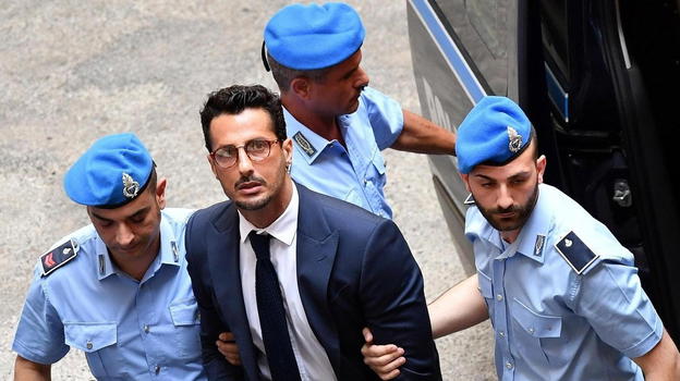 La decisione del giudice: Fabrizio Corona si rifiuta di cancellare i video di Signorini…