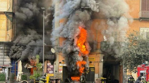 Grave incendio in pizzeria: 21 persone coinvolte