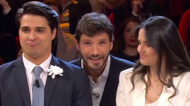 Affari Tuoi, Stefano De Martino sposa Marco e Giulia ma la coppia cade nella trappola