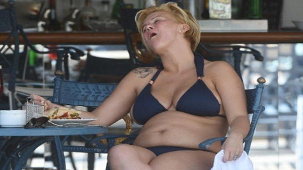 La famosa beccata così: lo scatto virale sui social