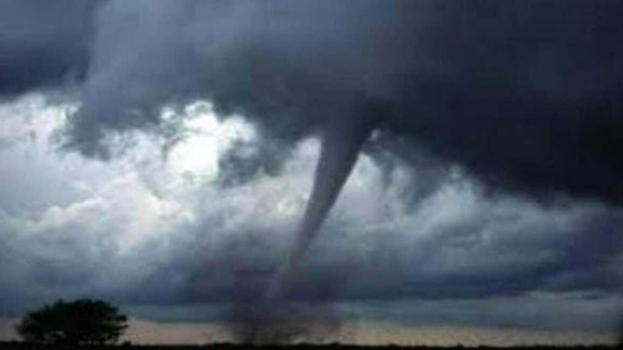 Violenta tromba d’aria si abbatte sulla città italiana: soccorsi in azione