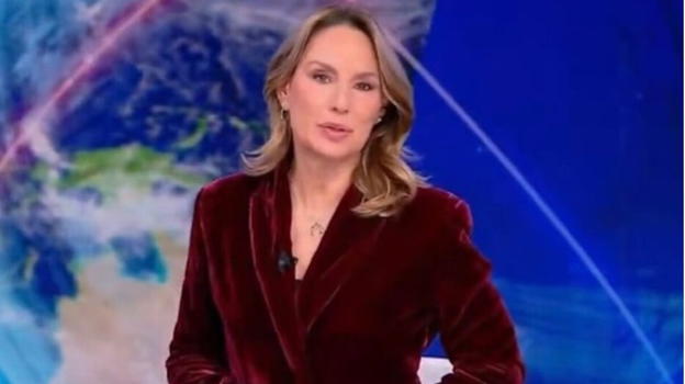 "È ora…". Choc in diretta, la giornalista del Tg5 si ferma e tutti senza parole