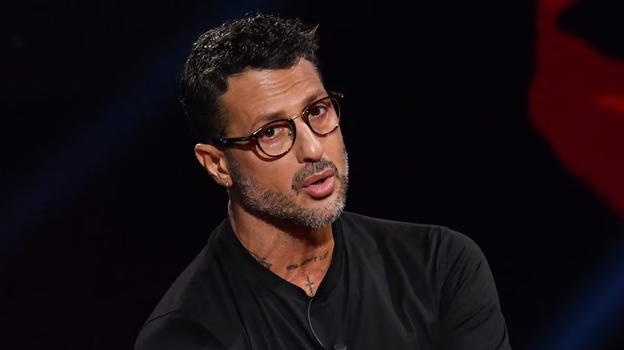 Fabrizio Corona, l’annuncio assurdo: “Sto male, ho una patologia, una roba brutta che non guarisce”