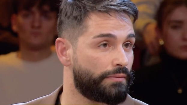 "Mi dispiace, non scherzo". Affari Tuoi, Stefano De Martino gela lo studio: Luca in lacrime