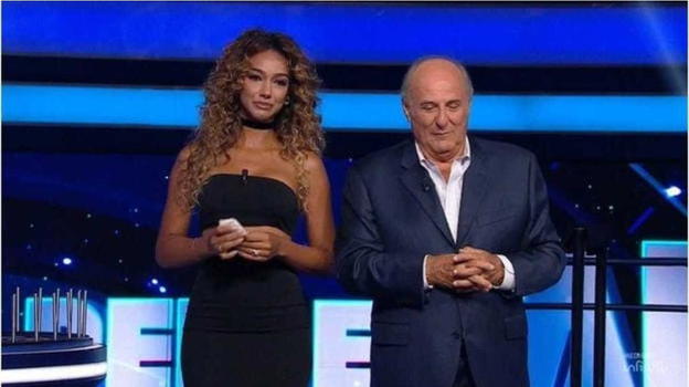 Gerry Scotti ferma improvvisamente La Ruota della Fortuna per una comunicazione importante