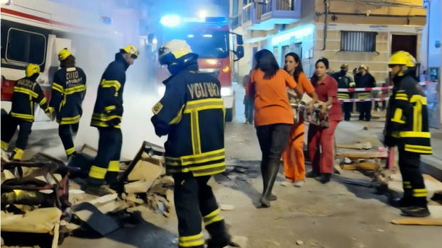 Italia, deflagra palazzina: decessi e feriti sotto le macerie