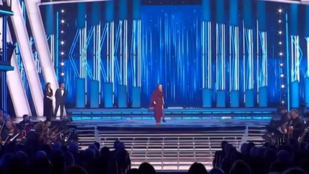 "Ma quella è…". Sanremo, entra improvvisamente sul palco, scende il silenzio e poi tutti scattano in piedi