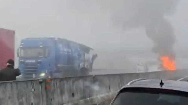 Dramma in autostrada, deflagrazione e fiamme: traffico in tilt