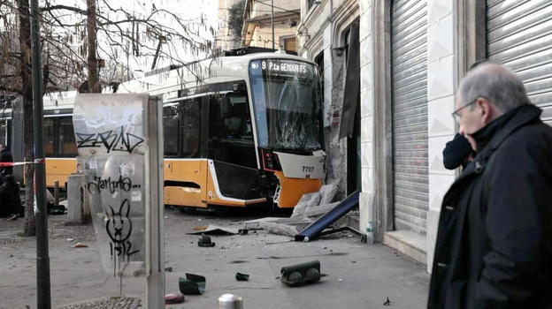Incidente tram a Milano: sequestrato il cellulare dell’autista