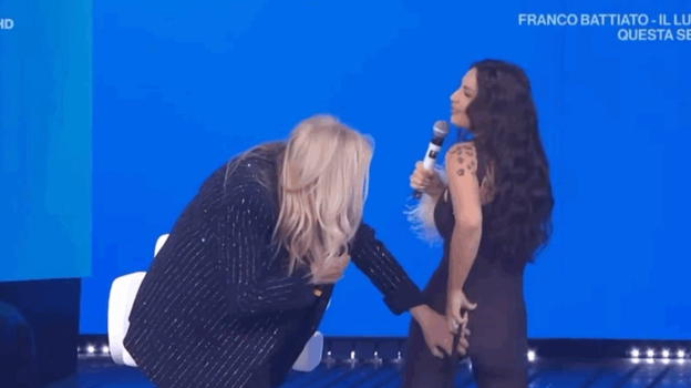 "Te gusta la mangusta" Choc a Domenica In, Elettra Lamborghini si presenta così