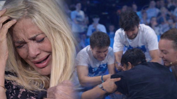 Sal Da Vinci cade in diretta e Mara Venier piange…