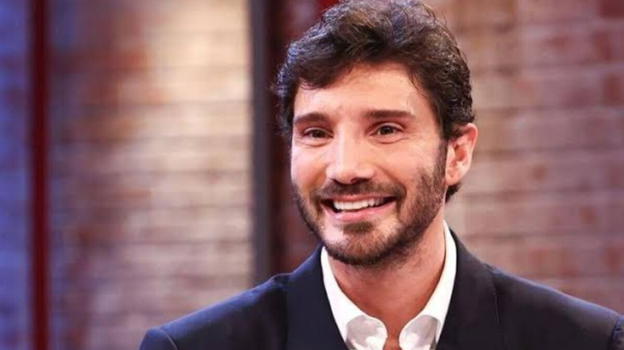 "Un colpo di fulmine". Stefano De Martino con la più bella di tutte della tv