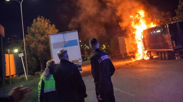 La deflagrazione e poi le fiamme: soccorritori in azione