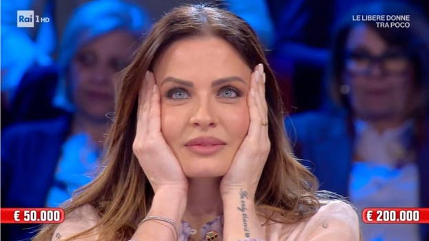 "Sei una polla". Affari Tuoi, Ludovica vince 200mila euro, ma viene sommersa di insulti