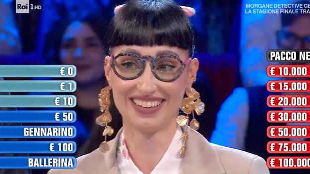 "Mi dispiace, non scherzo". Affari Tuoi, Stefano De Martino gela lo studio: Sara in lacrime