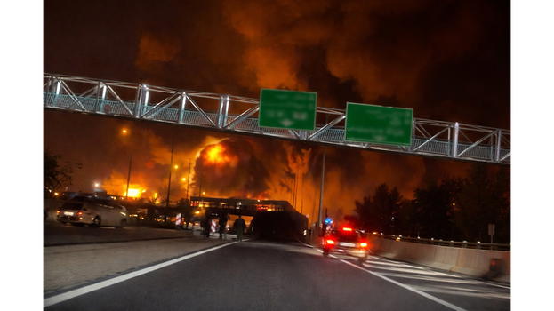 Deflagrazioni a grappolo: autostrada completamente bloccata