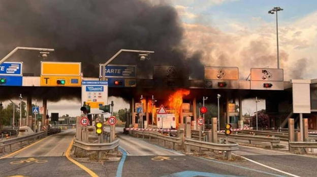 Sinistro al casello autostradale, all’arrivo della polizia avviene la scoperta agghiacciante