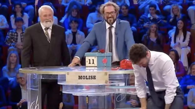 Affari Tuoi, il papà di Domenico non si accorge del microfono aperto: figuraccia a inizio puntata