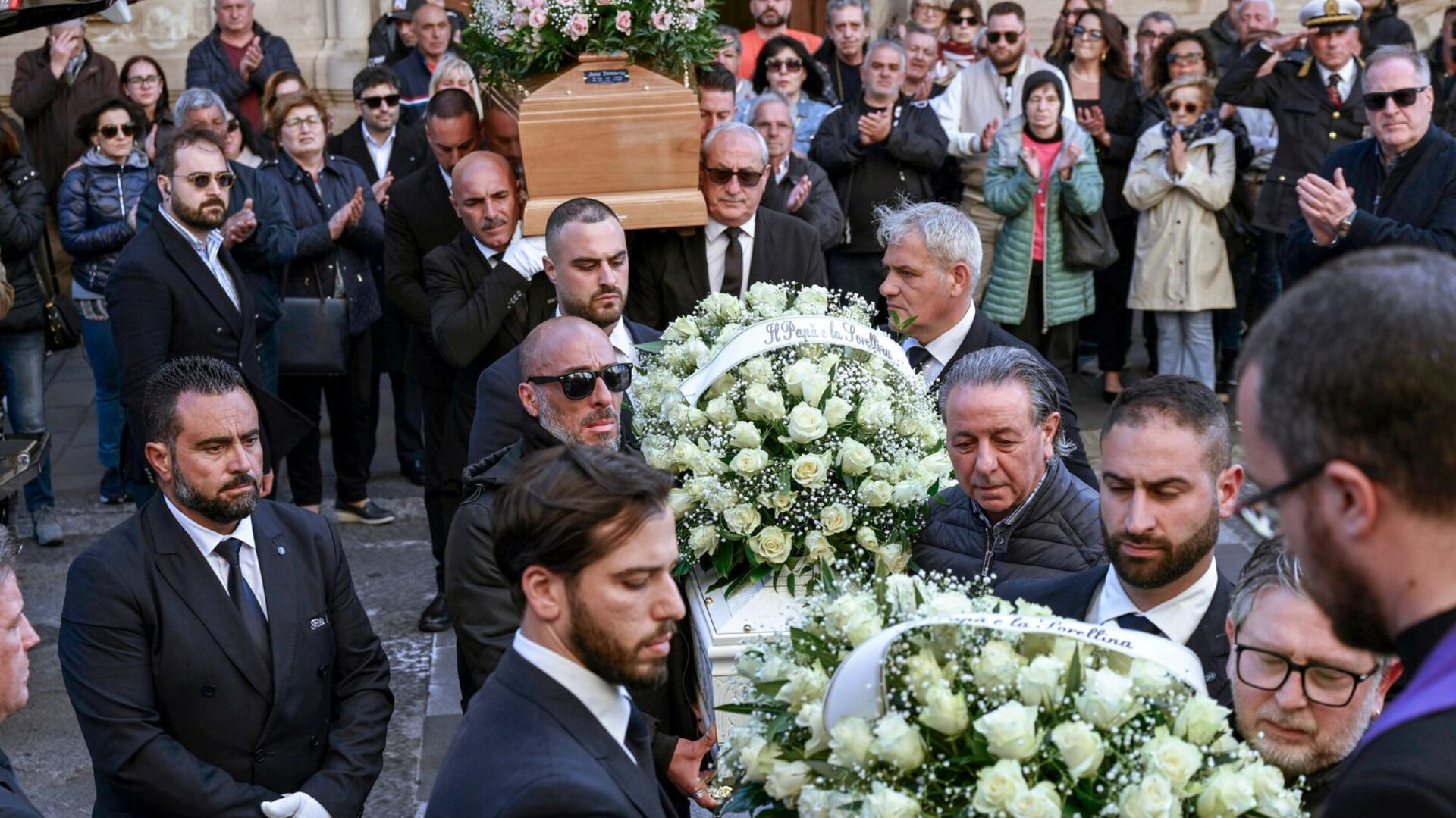 Funerali Anna e due figli, è successo durante la cerimonia: il padre non ha retto