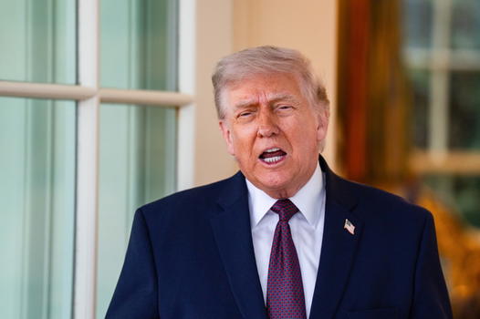 Donald Trump torna a colpire l’Italia: l’intimazione