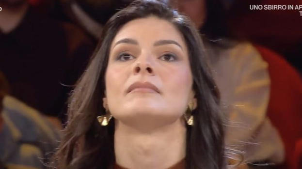 Affari Tuoi, Laura frega il dottore e poi annuncia: “Mio padre mi…”