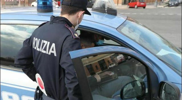 Colpo al centro commerciale, banditi fanno irruzione e prendono in ostaggio clienti e dipendenti