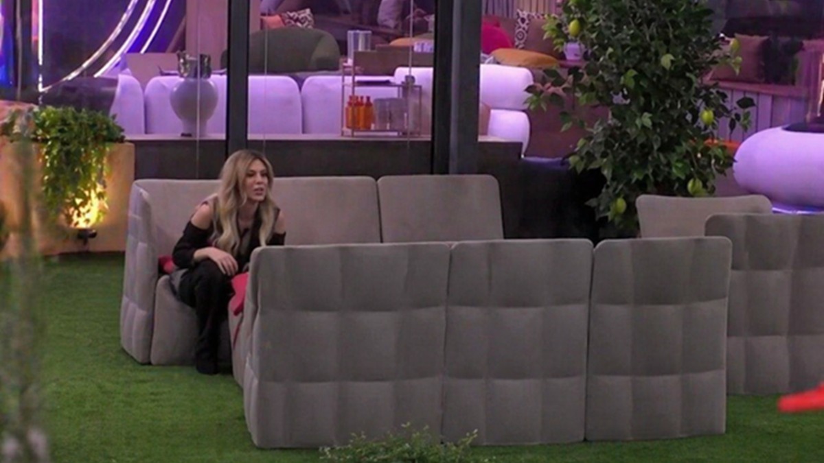 Paola Caruso beccata così in giardino: ecco cosa stava facendo