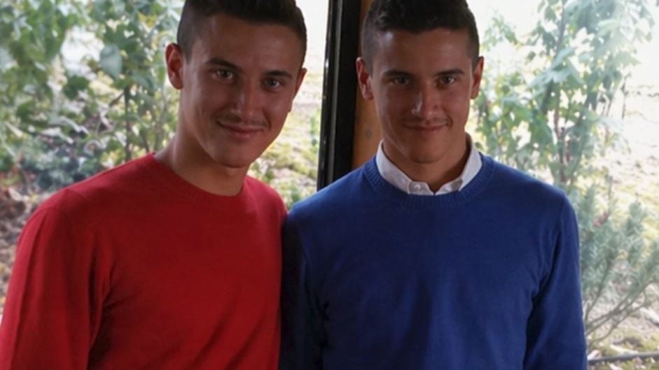 Lo strazio della famiglia: gemelli 23enni colpiti da una…