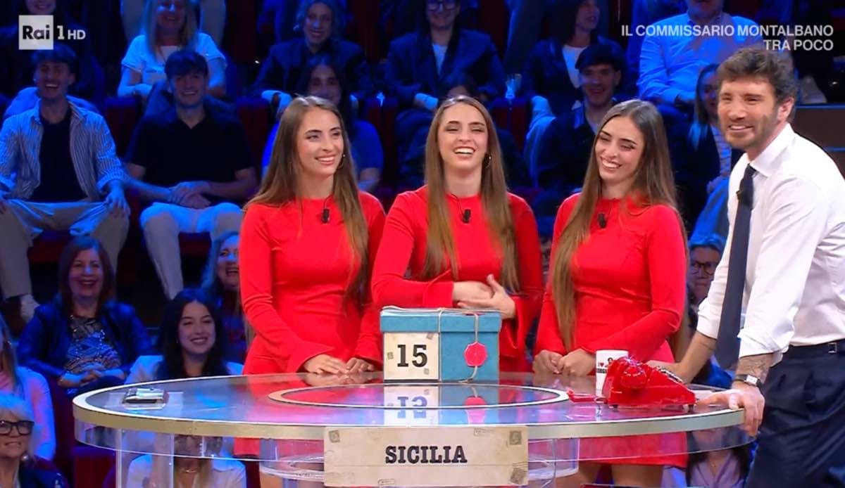 Affari Tuoi, bufera social sulle tre gemelle Michela, Federica e Laura: “Tutto a caso, allucinante”