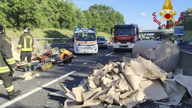 Italia, forte collisione tra auto: “Chiuse tutte le strade”