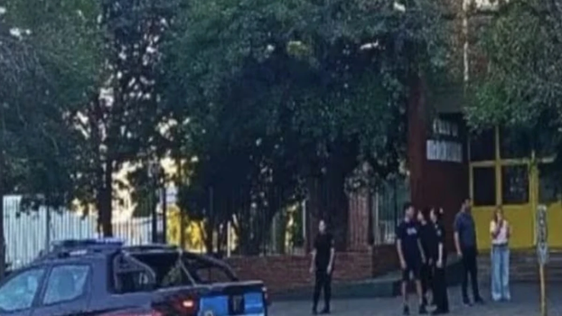 Ancora lacrime a scuola, ragazzo toglie la vita al suo compagno 13enne. Forze dell’ordine sul posto