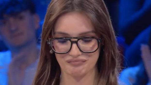 Affari Tuoi, Lisa accetta l’offerta: “Mia madre voleva che tornassi con i soldi”: poi la beffa