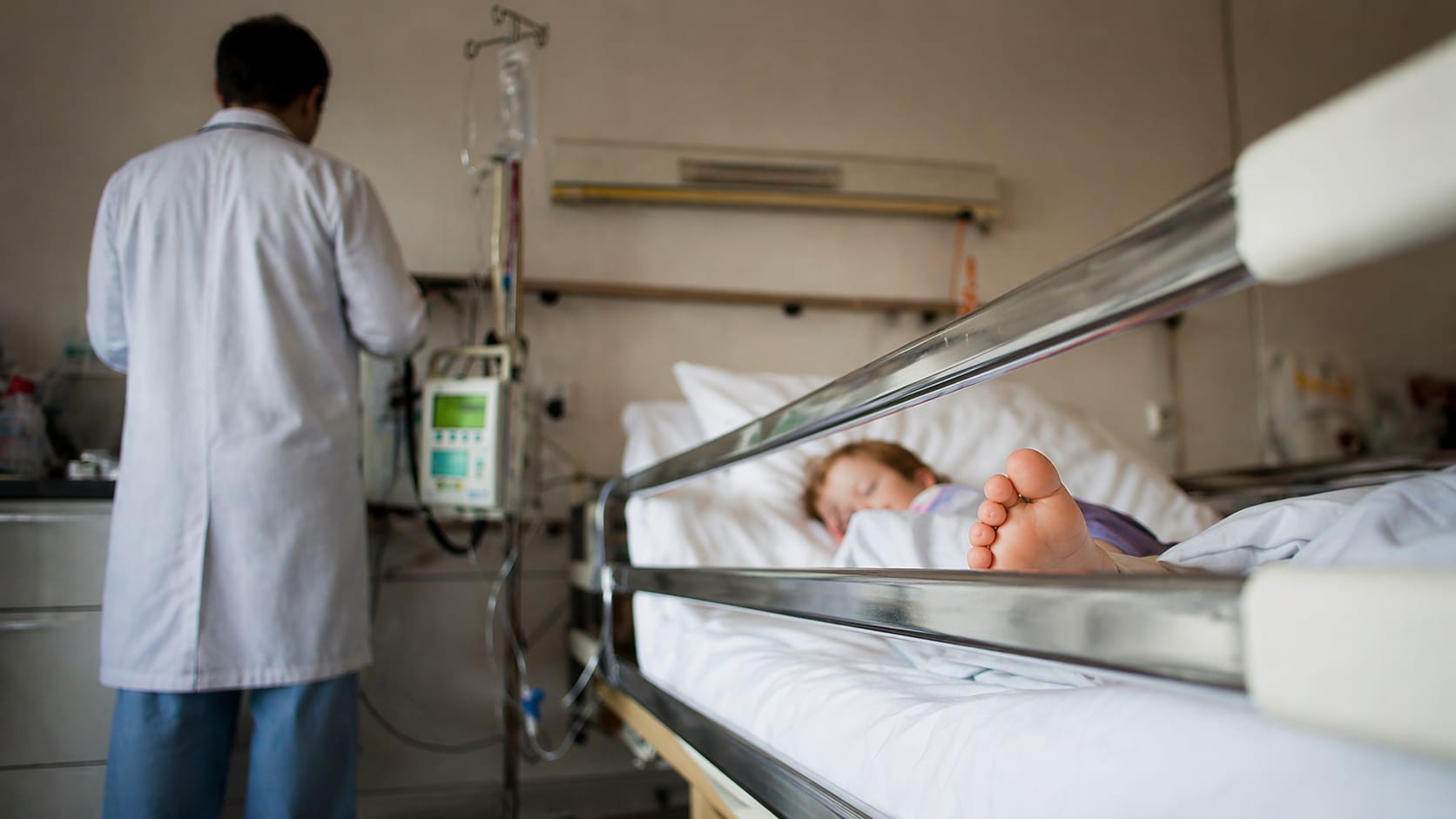 Terza figlia lanciata dal balcone, il medico che la sta curando fa un importante annuncio