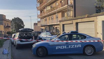 Mamma si getta nel vuoto con i 3 figli in braccio, poco fa la scoperta sul marito