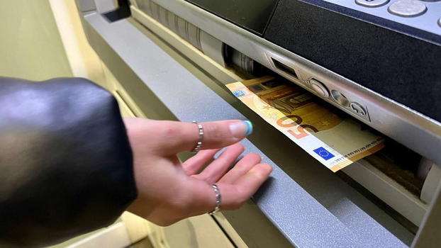 “Da oggi non potete più prelevare”. La svolta sui contanti: cosa si rischia