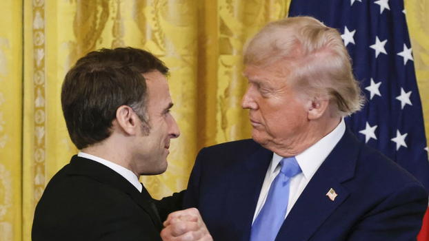 Trump sfotte Macron e la moglie: loro rispondono così