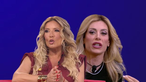 Scontro al Grande Fratello, Selvaggia Lucarelli attacca Paola Caruso: “Paracula,mi hai…