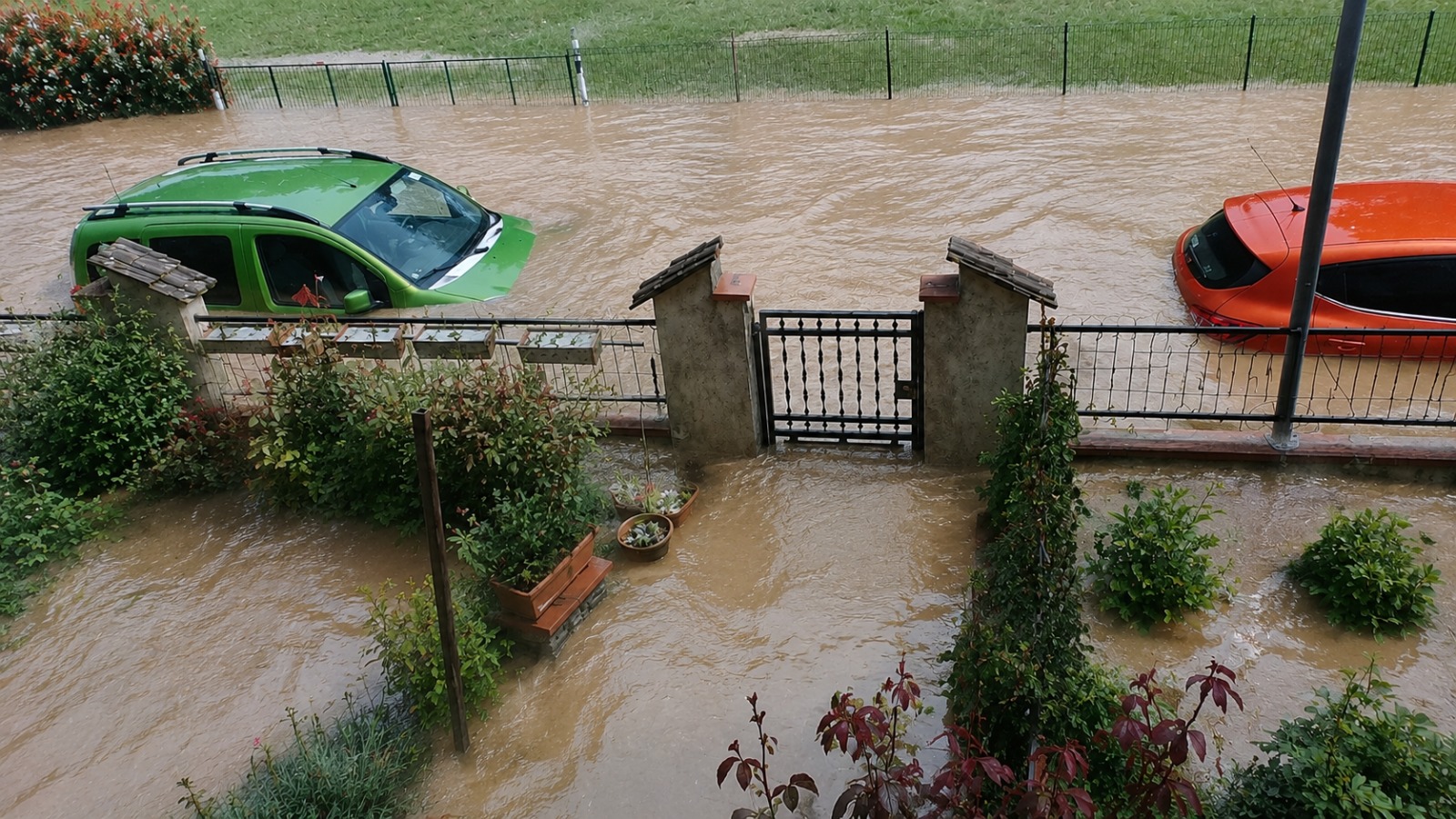 Bomb* d’acqua improvvisa: strade e cantine allagate, al lavoro i vigili del fuoco