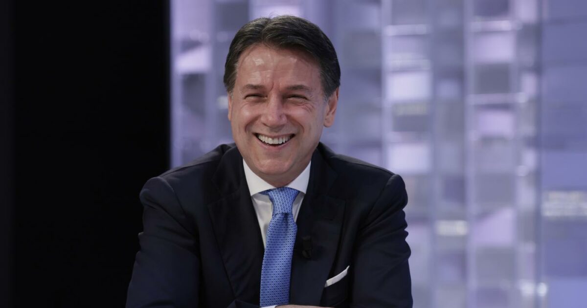 Giuseppe Conte torna a casa: “Sto bene, l’intervento è riuscito”
