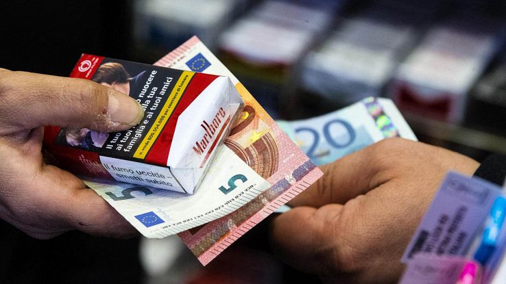 Sigarette, nuovi aumenti da domani: ecco i nuovi prezzi e quali marche